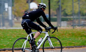 自転車に乗る男性